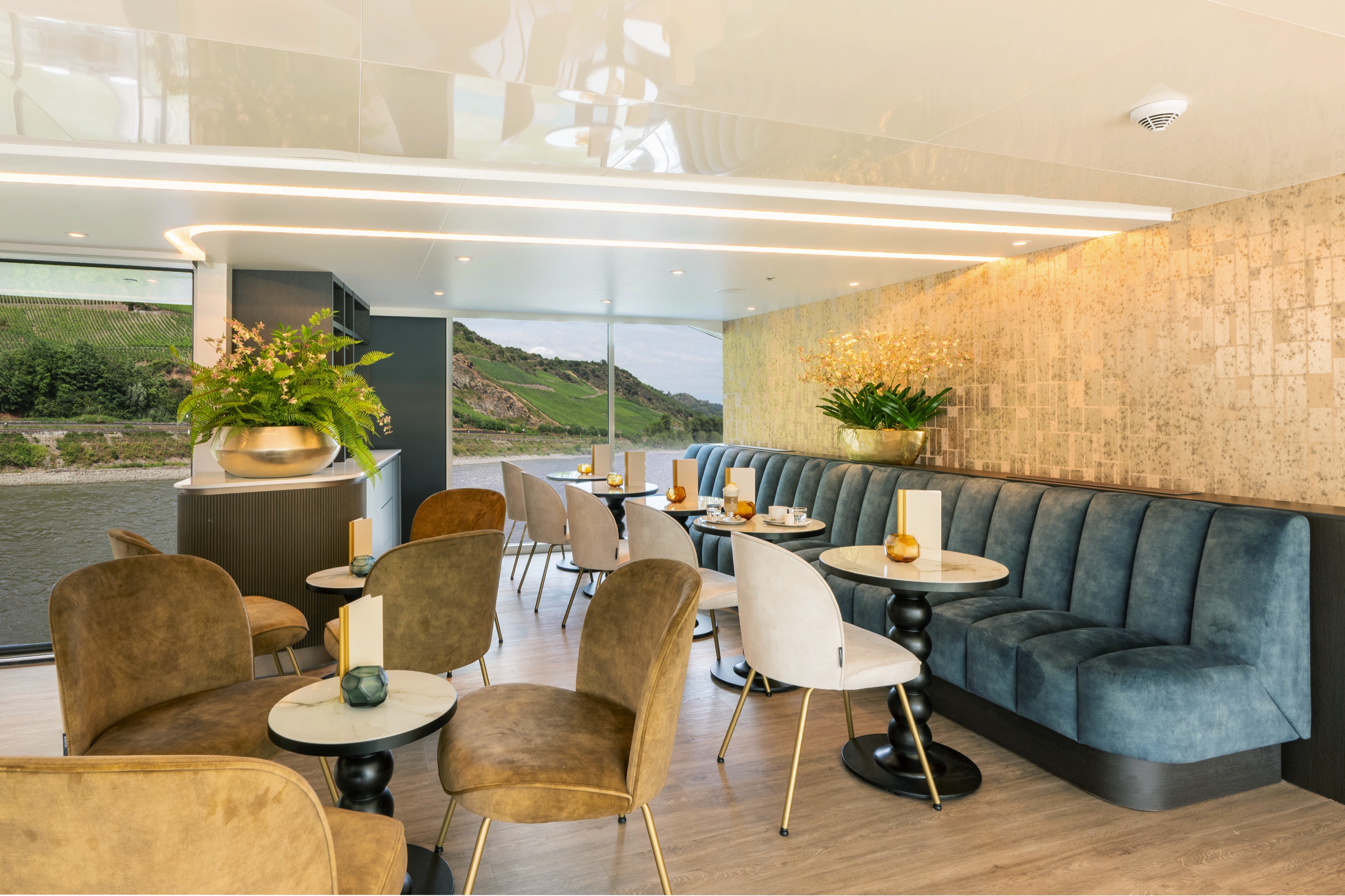 ©Lueftner Cruises-Amadeus AMADEUS Amara Cafe Vienna.jpg